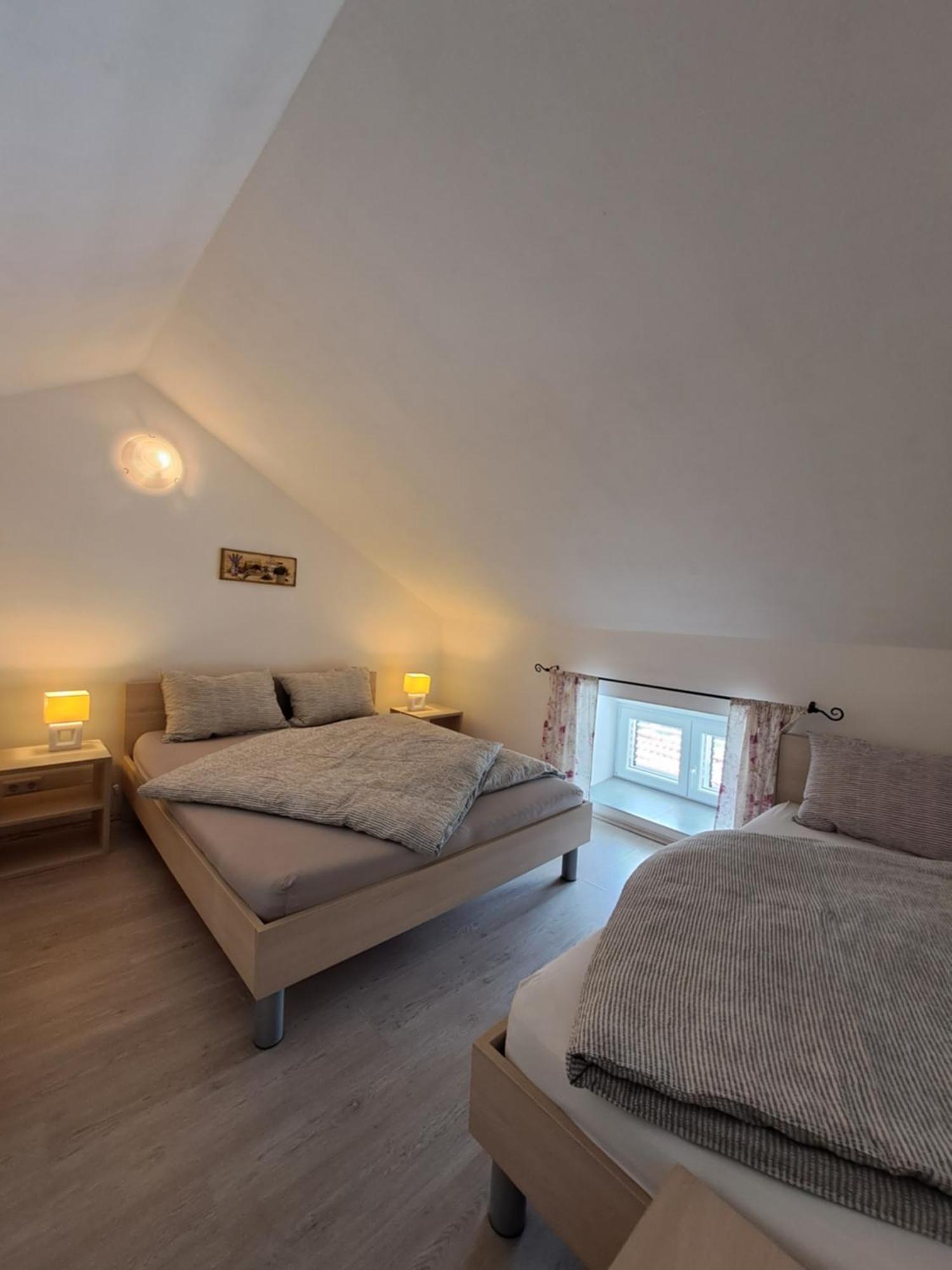 Greta Apartment Vrbnik Exterior photo