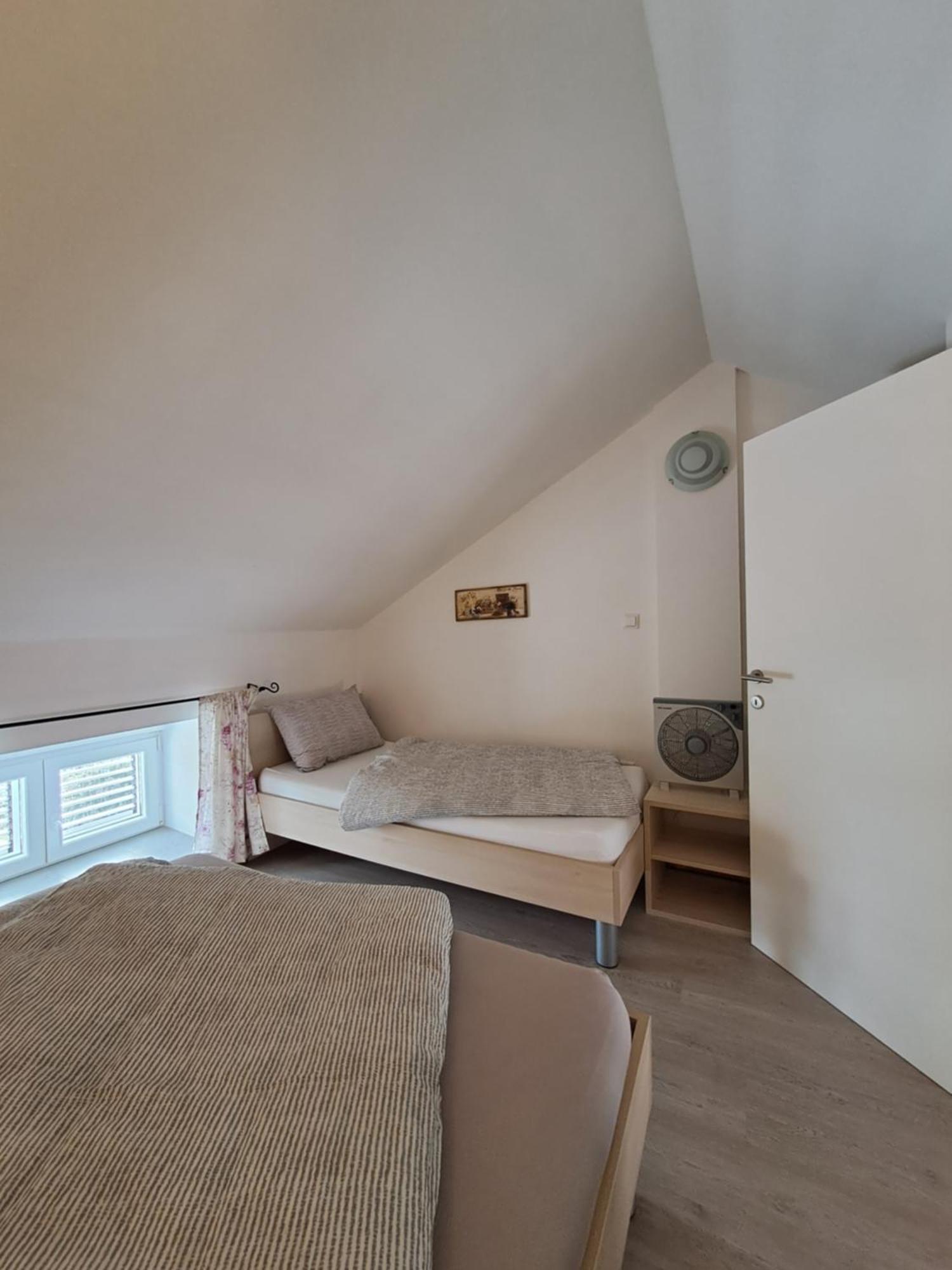 Greta Apartment Vrbnik Exterior photo