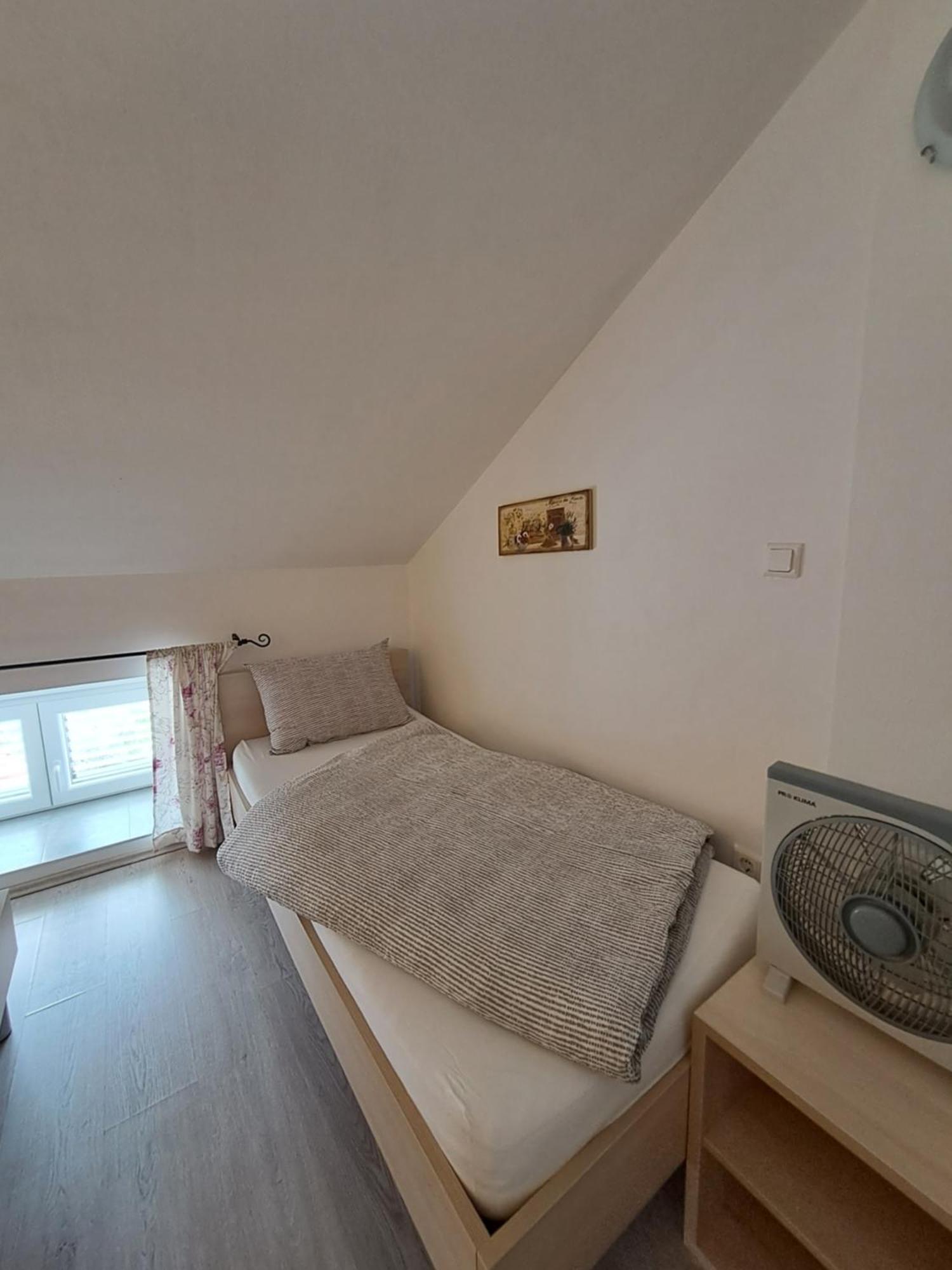 Greta Apartment Vrbnik Exterior photo